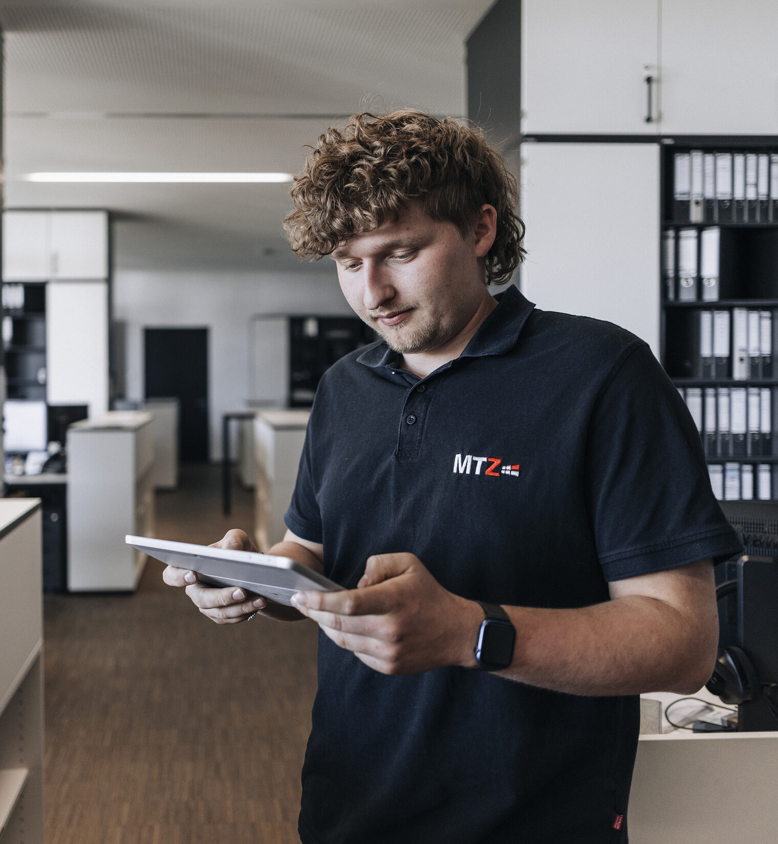 DMH 2025 | Kammersieger Maximilian Baier mit Tablet in der Hand im Büro