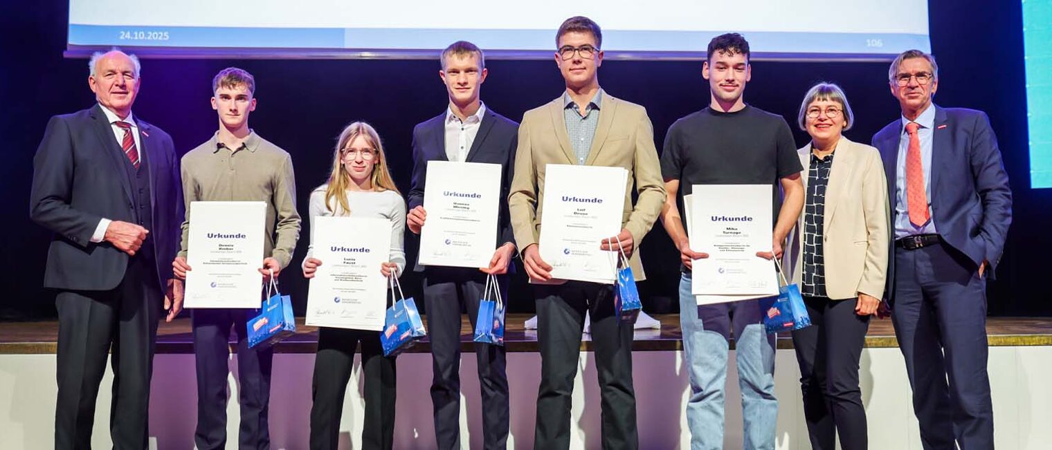 DMH 2025 | Landessieger Gruppenfoto Landessieger auf Bühne