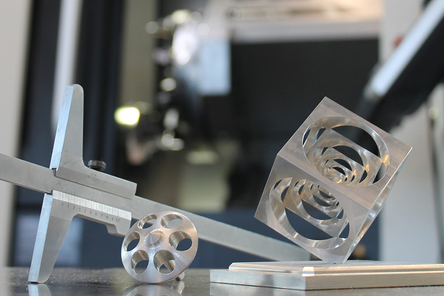 Präzisionsarbeit im Meisterkurs: Messschieber, gefräste und gedrehte Metallstücke vor moderner Drehmaschine