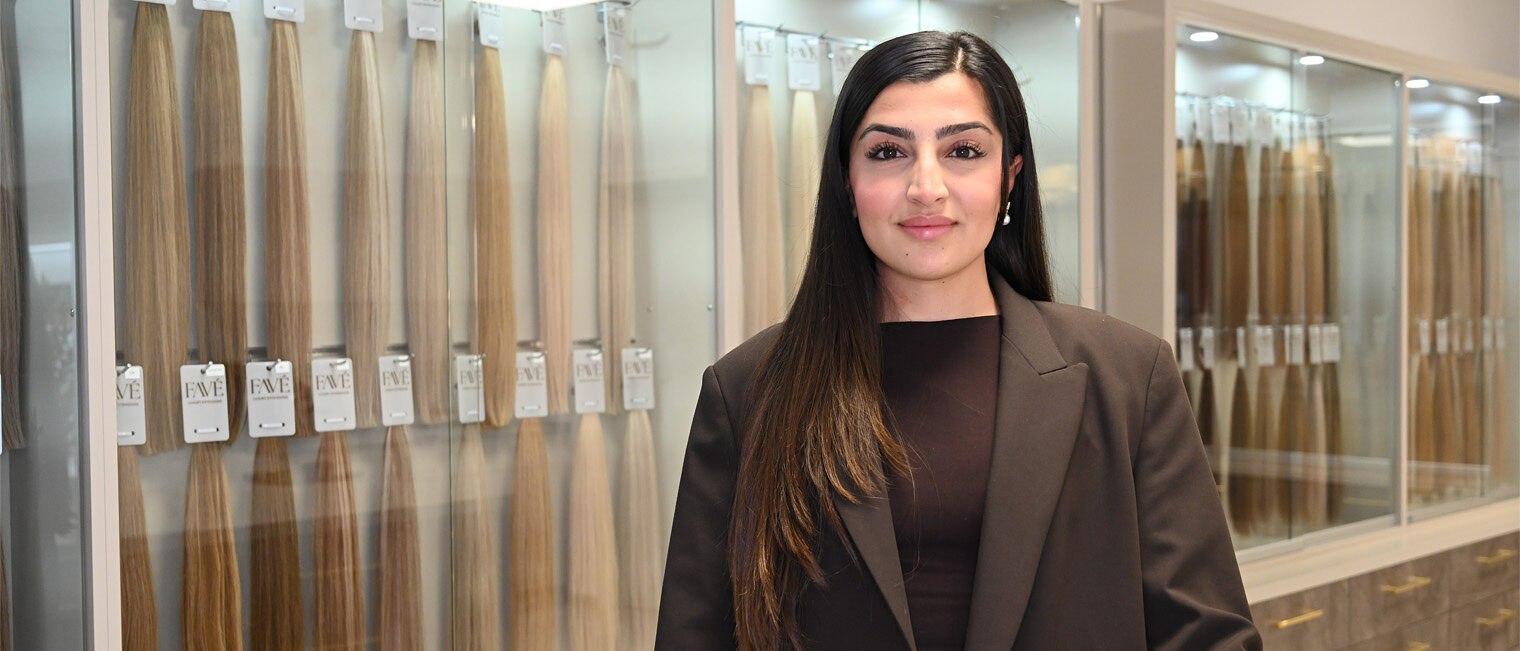 Porträtfoto Fatma Avsar im Friseurgeschäft