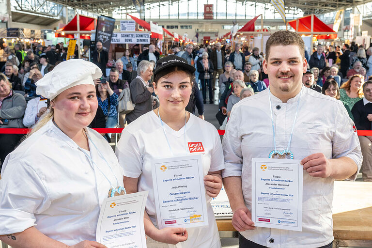 Sieger des Wettbewerbs auf Messe mit ihren Urkunden