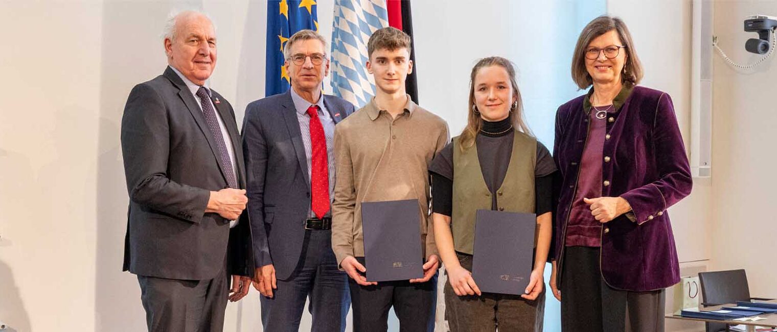 Gruppenfoto fünf Personen bei Ehrung