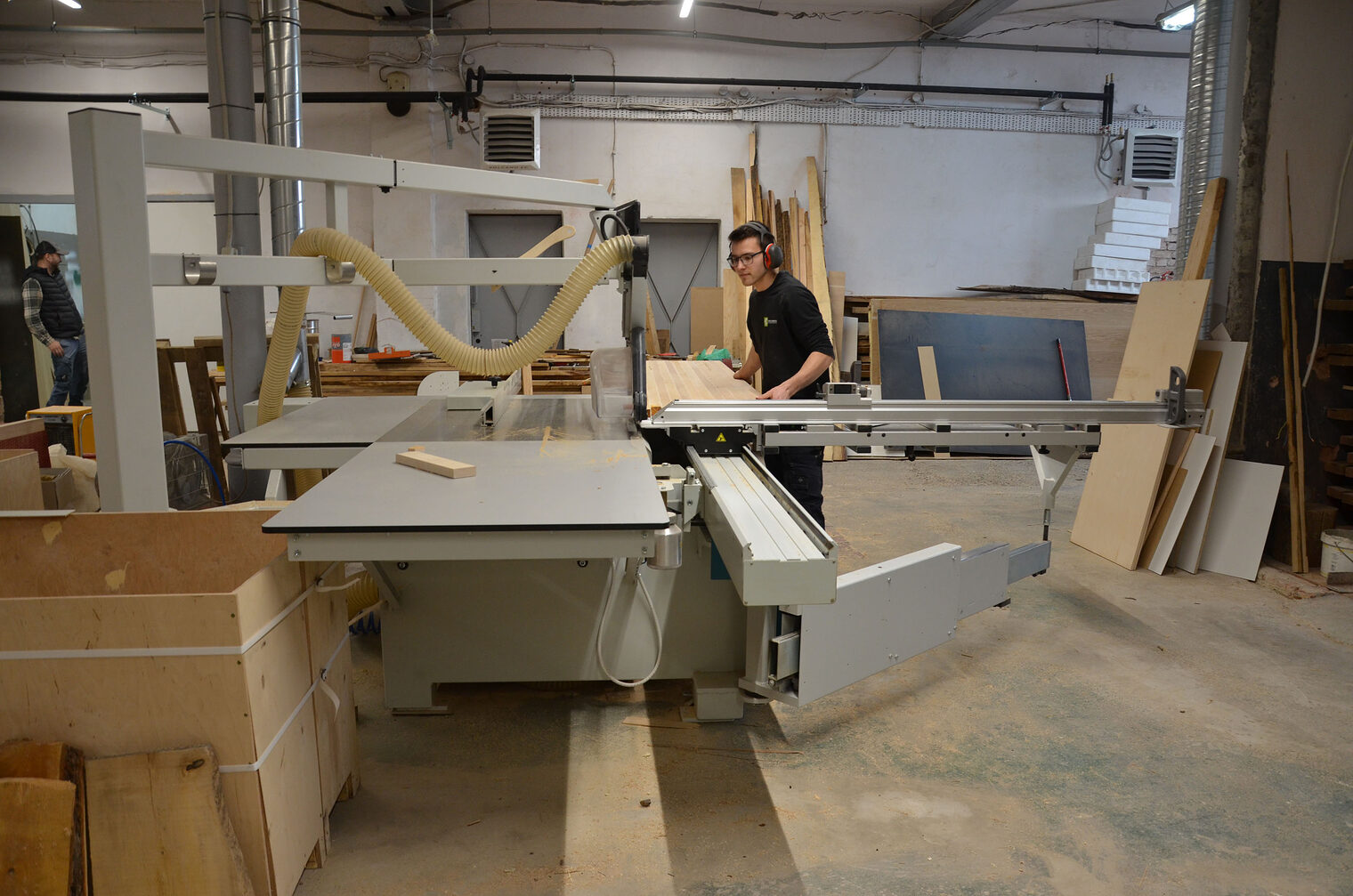 Schreiner an einer Säge