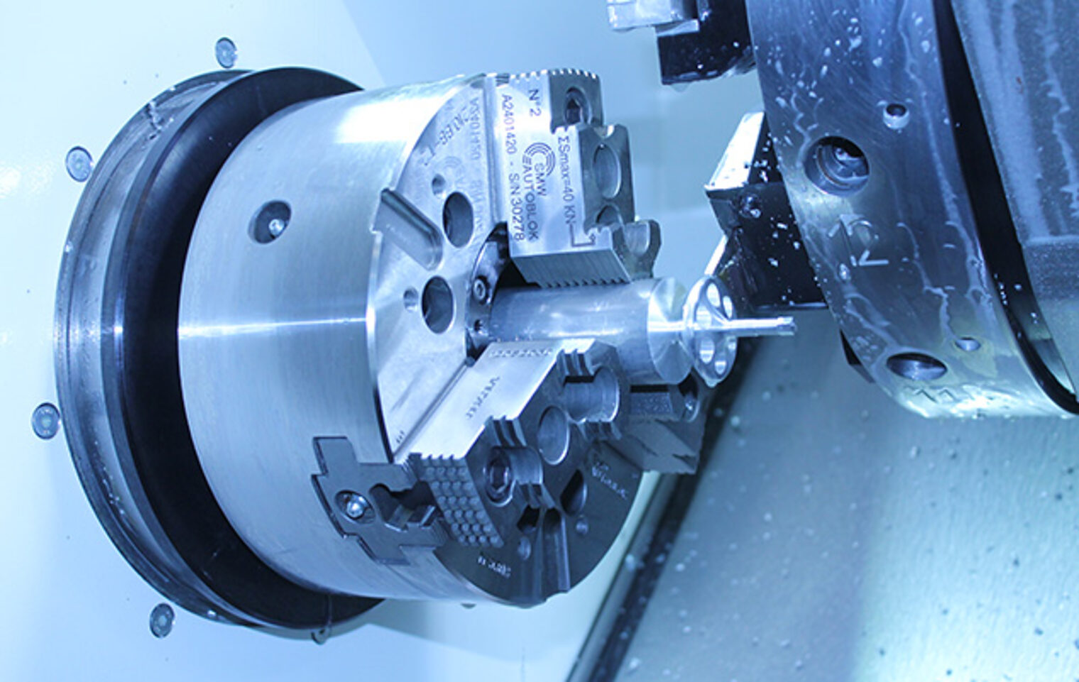 Detailaufnahme CNC-Drehen: Werkstückbearbeitung im Meisterkurs Feinwerkmechanik und CNC-Schulung der Handwerkskammer Aschaffenburg