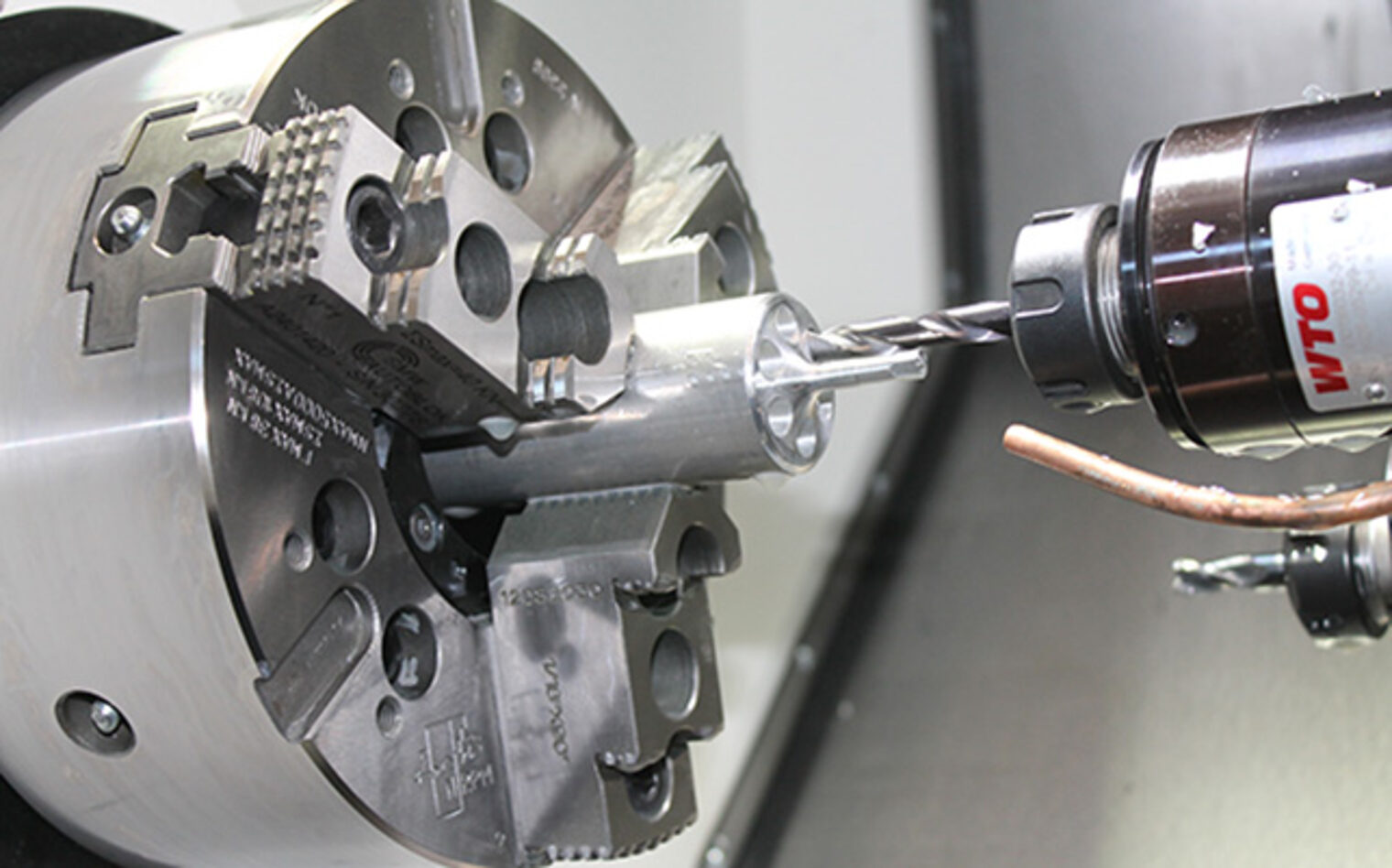 Detailaufnahme CNC-Drehen: Werkstückbearbeitung im Meisterkurs Feinwerkmechanik und CNC-Lehrgang der Handwerkskammer Aschaffenburg