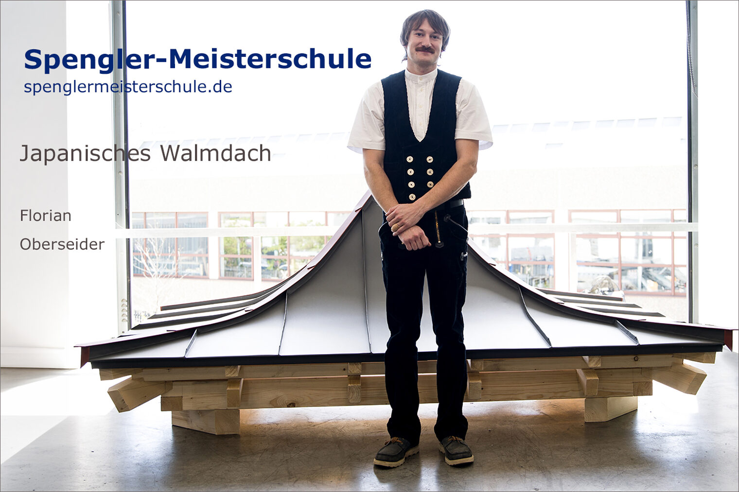 Portrait Florian Oberseider mit seinem Spengler-Meisterstück