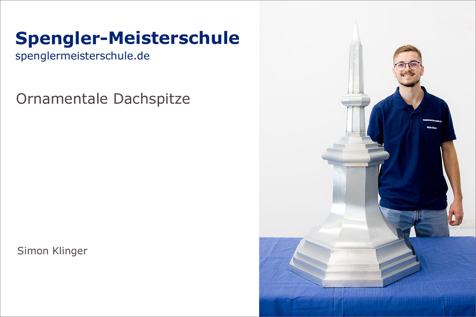 Portrait Simon Klinger mit seinem Spengler-Meisterstück