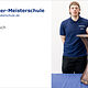 Portrait Elias Grund mit seinem Spengler-Meisterstück