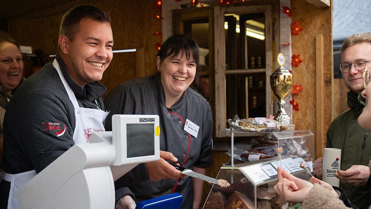 Stand auf dem Wurstmarkt, Metzger und Standbesucher