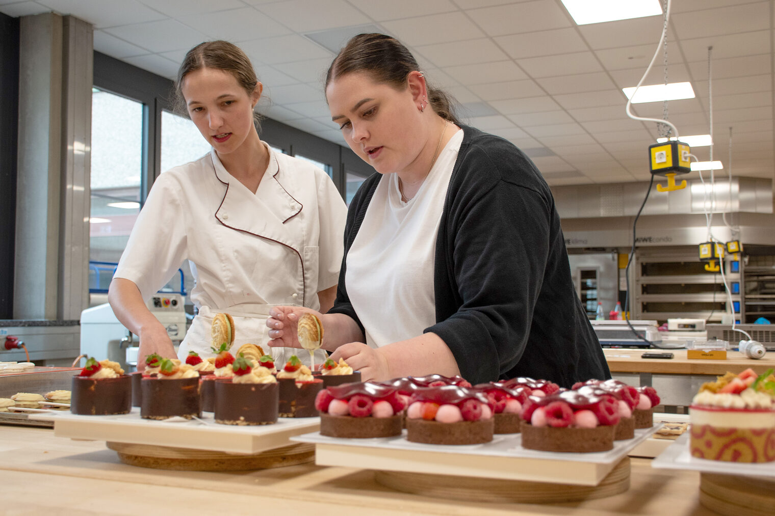 Meisterschülerinnen beim Anrichten der fertigen Desserts