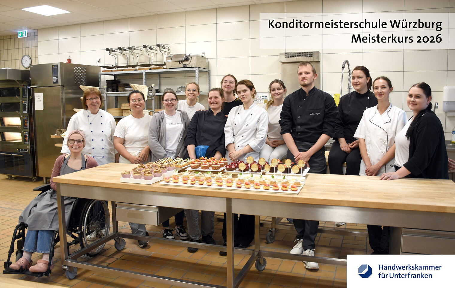 Klassenfoto des Meisterkurses Konditor 2026 mit Kursleiterin Brigitte Baldauf und Dozentin Franziska Weiler