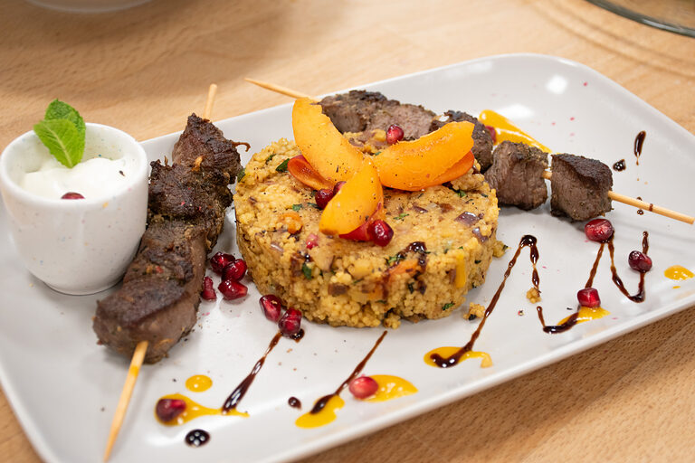 Lammspieße an pikantem Cous Cous mit erfrischendem Minz-Joghurt