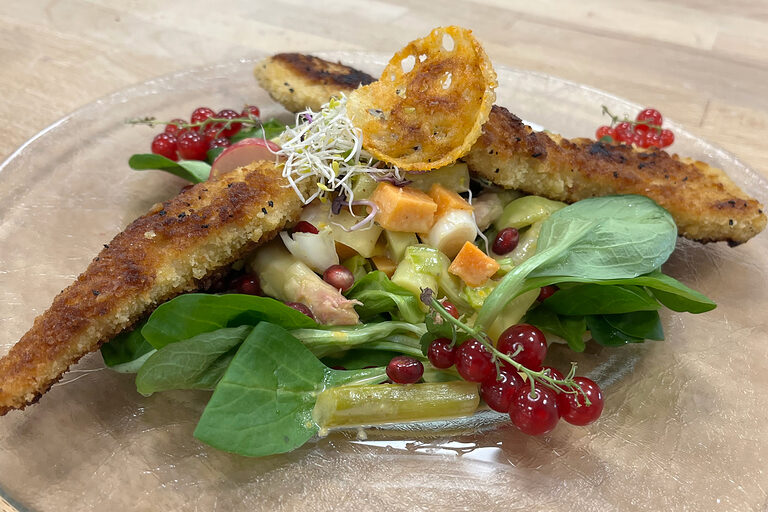 Lauwarmer Süßkartoffel- Kürbissalat mit Honig-Senf-Dressing und Hähnchenbrustfilet