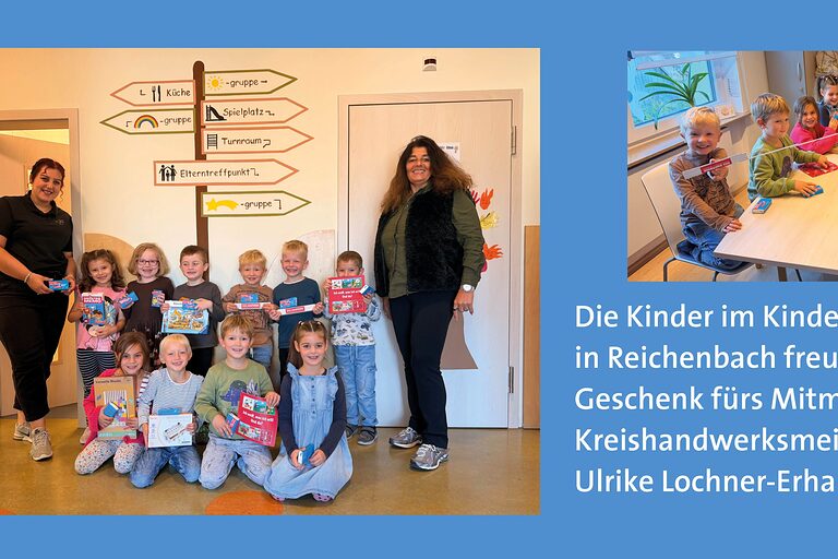 Fotokollage - ein Gruppenbild mit sitzenden Kindern und zwei Erwachsnenen, und ein Foto Kinder mit Spielsachen am Tisch.
