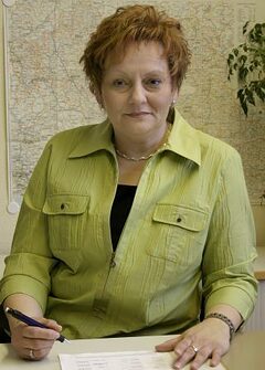 Petra Freitag am Schreibtisch mit einem Stift in der Hand