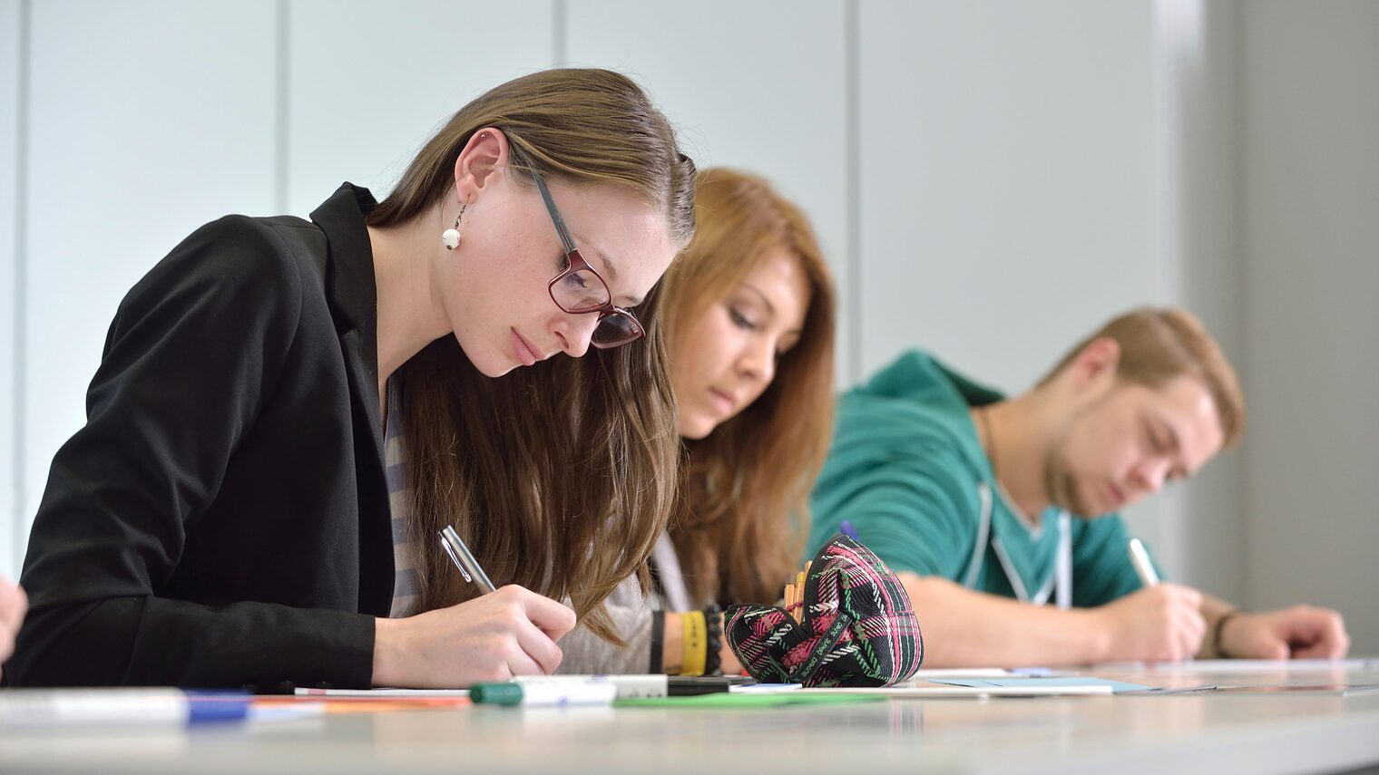 Szene im Unterricht, Schüler schreiben