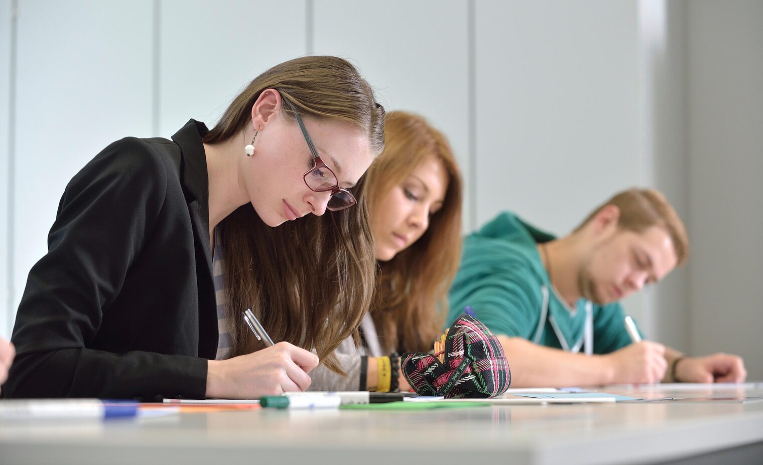 Szene im Unterricht, Schüler schreiben