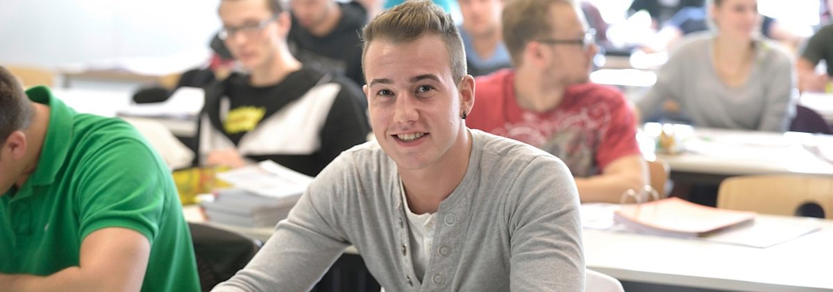 Tischreihen, hintereinander, erste Reihe, Teilnehmer Blick vorne